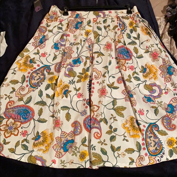NWT Plus Sized Floral & Paisley Skirt - Picture 3 of 3